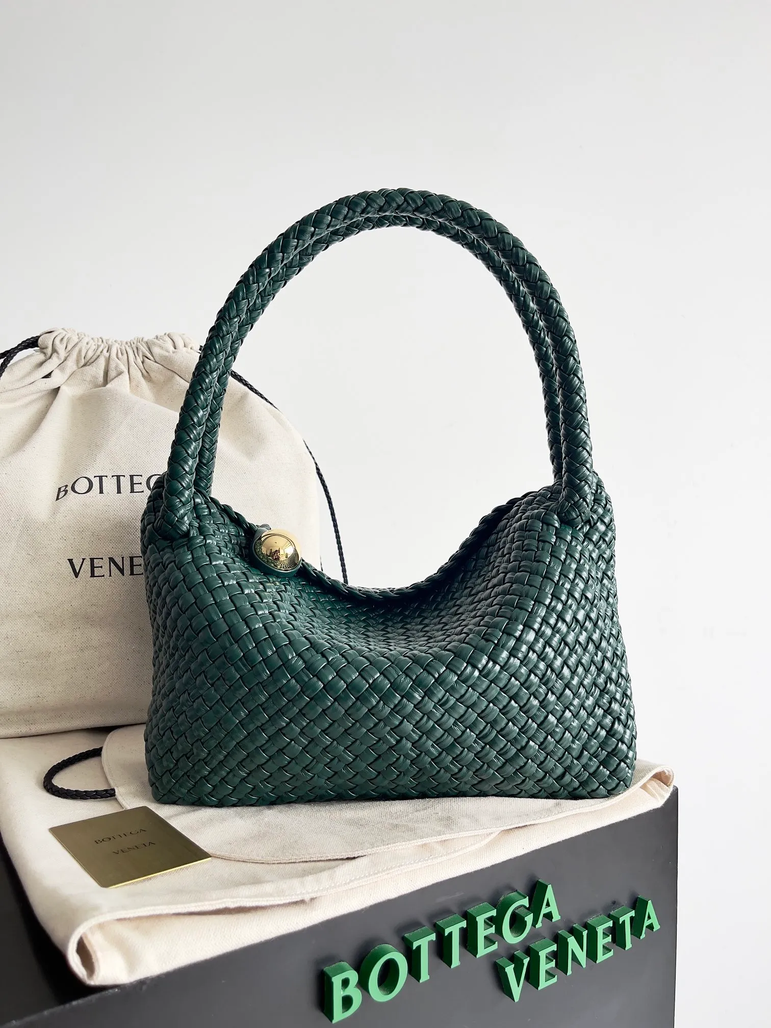 Batch 5760 BV collectible small woven handbags are really YYDS!! Bottega Veneta’s most classic small woven handbags are back! ! We use the highest quality leather with the highest craftsmanship❤️ to create the most expensive works. We have created the original Intrecciato leather weaving process❤️ This unique traditional exclusive leather weaving method has not only become our logo but also reflects the time-consuming and labor-intensive craftsmanship of our products❤️ The new TOSCA handbag must be a selection worth collecting🆕⚠️⚠️Babies, malachite can be sold separately and can be assembled by yourself Style number: 716974 Size: 27*9*18cm